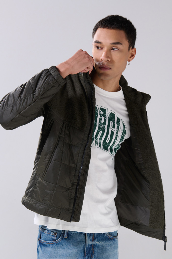 Chaqueta acolchada unicolor cuello alto con efecto sherpa