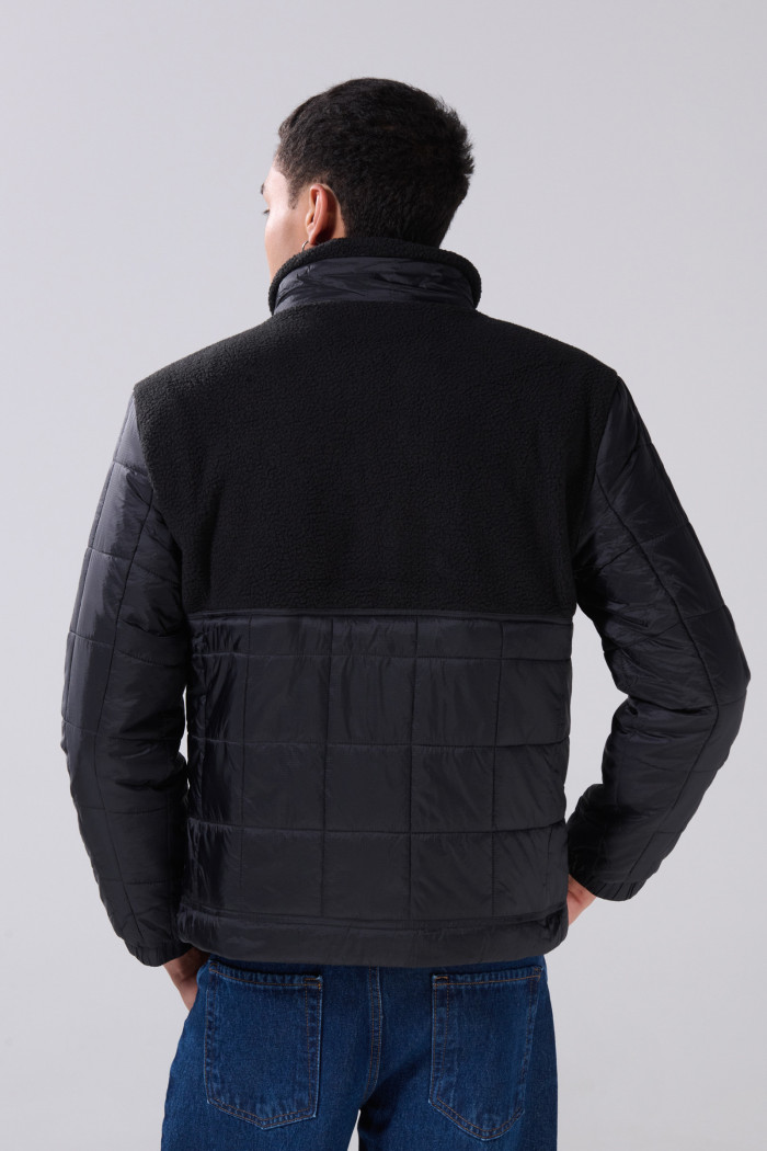 Chaqueta acolchada unicolor cuello alto con efecto sherpa