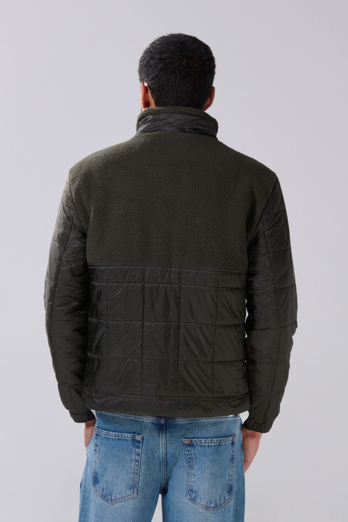 Chaqueta acolchada unicolor cuello alto con efecto sherpa