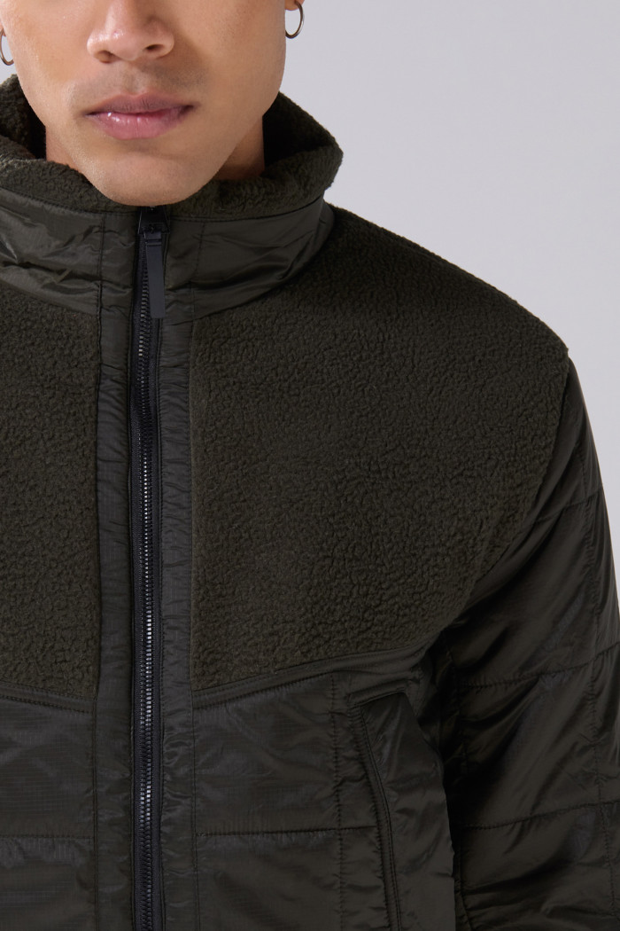 Chaqueta acolchada unicolor cuello alto con efecto sherpa
