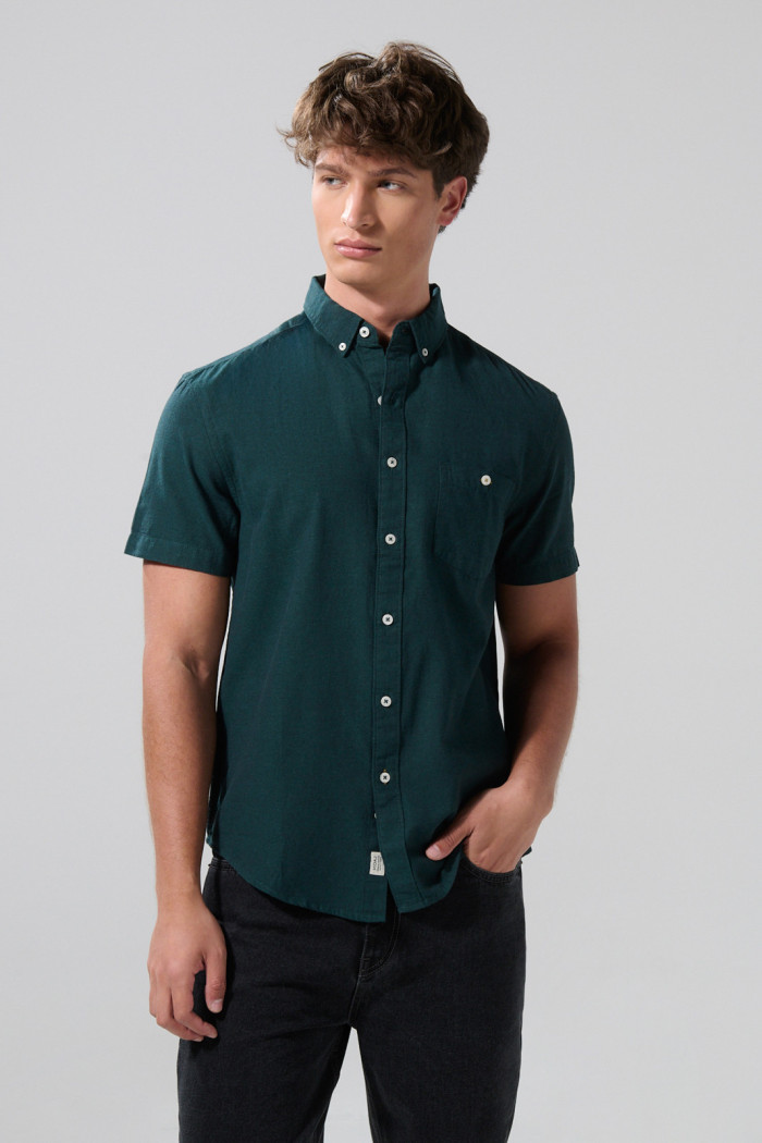 Camisa cuello button down en algodón unicolor con bolsillo