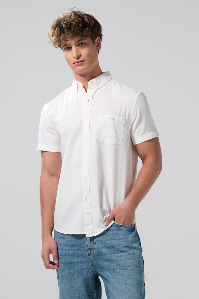 Camisa cuello button down en algodón unicolor con bolsillo