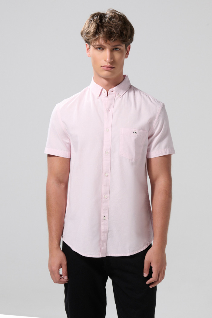 Camisa cuello button down en algodón unicolor con bolsillo