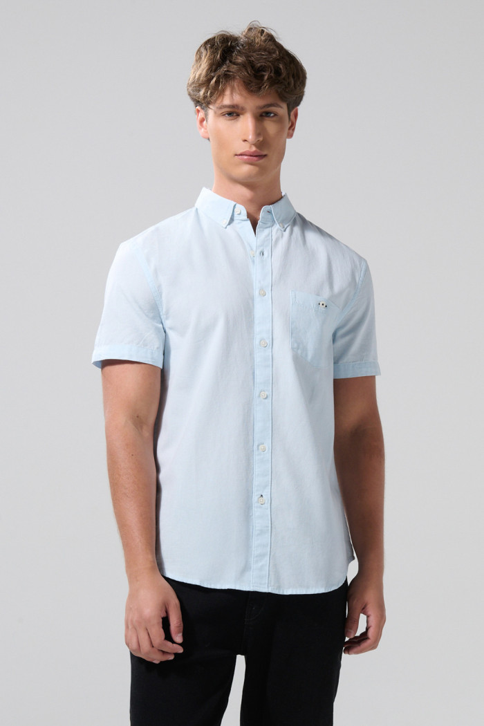 Camisa cuello button down en algodón unicolor con bolsillo