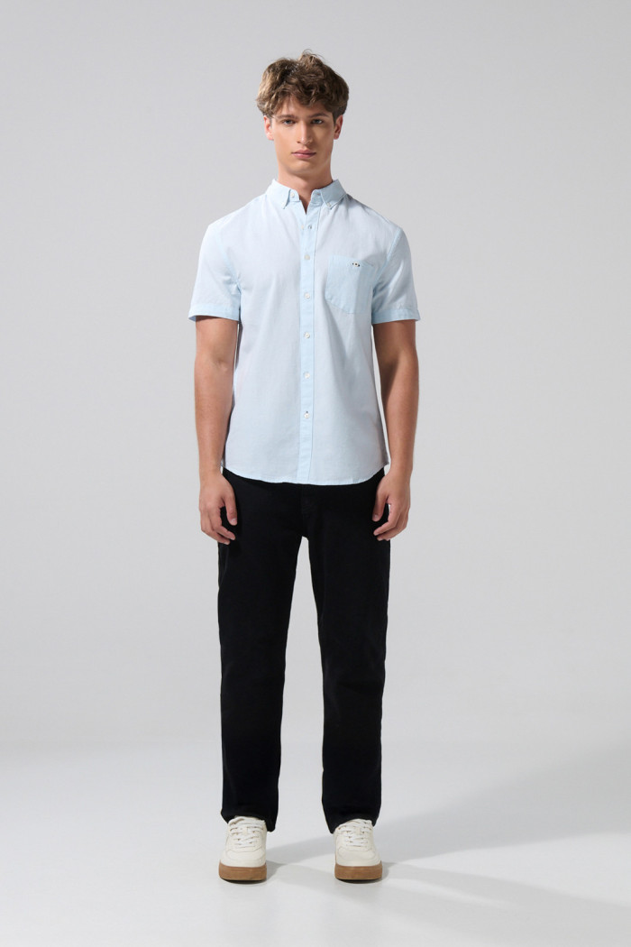 Camisa cuello button down en algodón unicolor con bolsillo