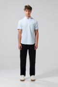 Camisa cuello button down en algodón unicolor con bolsillo