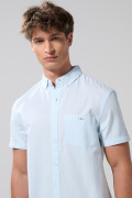 Camisa cuello button down en algodón unicolor con bolsillo