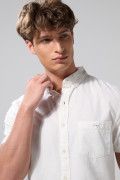 Camisa cuello button down en algodón unicolor con bolsillo