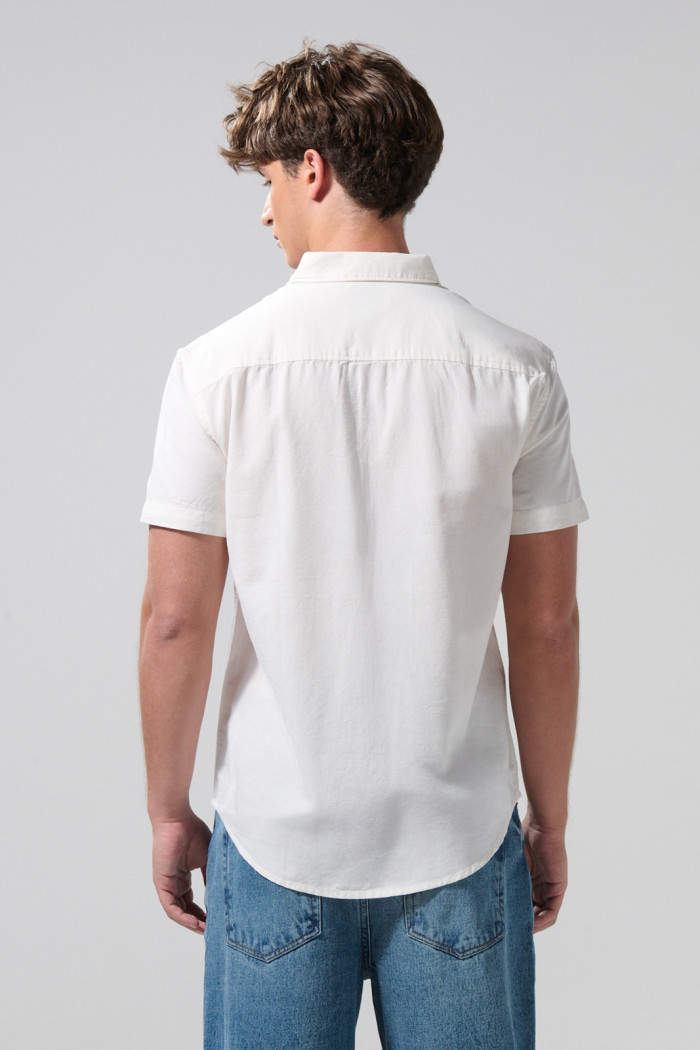 Camisa cuello button down en algodón unicolor con bolsillo
