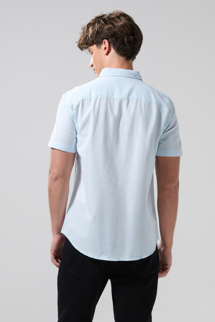Camisa cuello button down en algodón unicolor con bolsillo