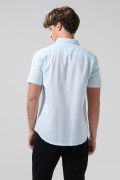 Camisa cuello button down en algodón unicolor con bolsillo