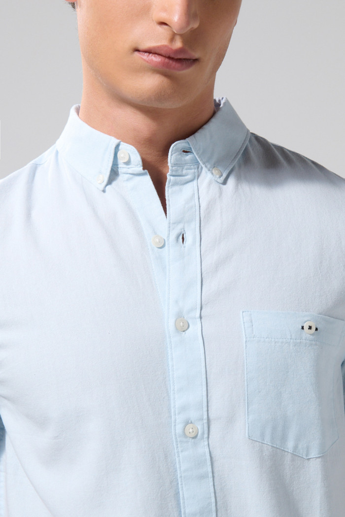 Camisa cuello button down en algodón unicolor con bolsillo