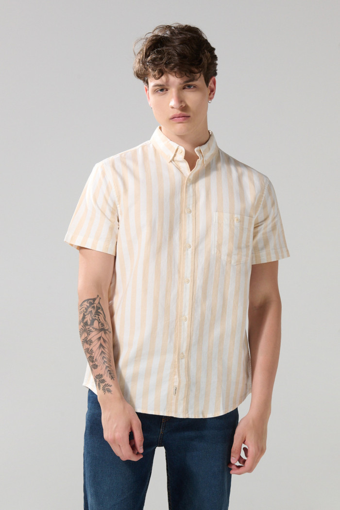 Camisa en algodón a rayas unicolor con cuello button down
