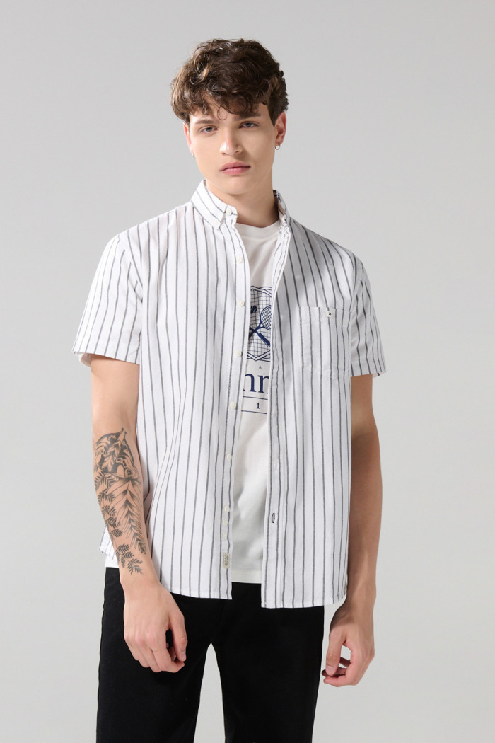 Camisa en algodón a rayas unicolor con cuello button down