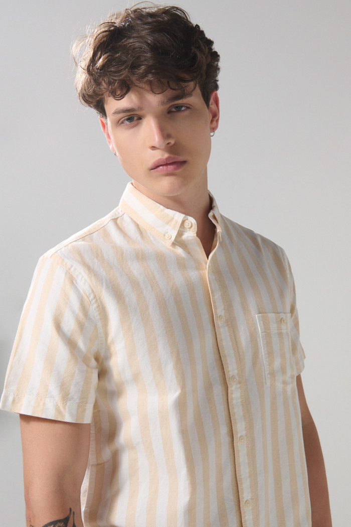 Camisa en algodón a rayas unicolor con cuello button down