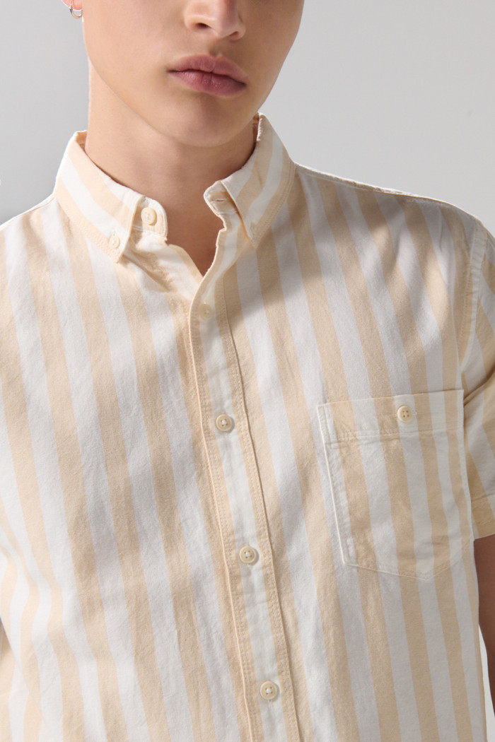 Camisa en algodón a rayas unicolor con cuello button down