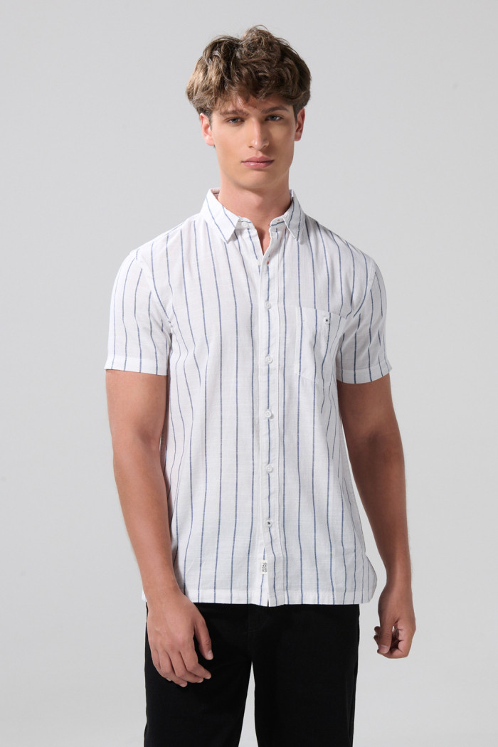 Camisa unicolor a rayas con cuello sport collar y bolsillo