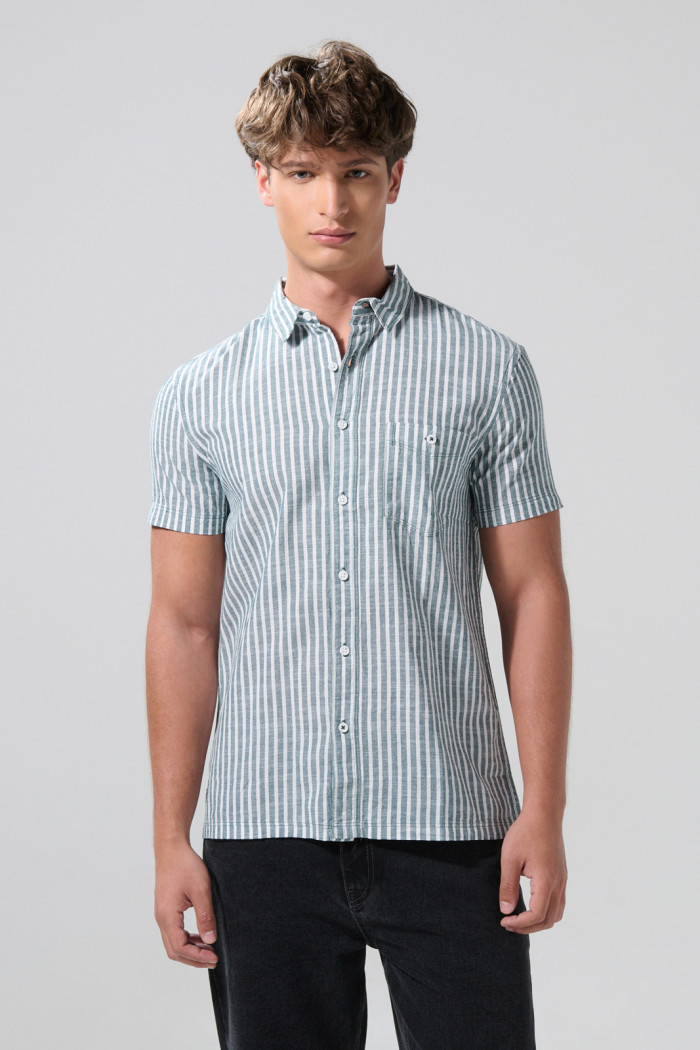 Camisa unicolor a rayas con cuello sport collar y bolsillo