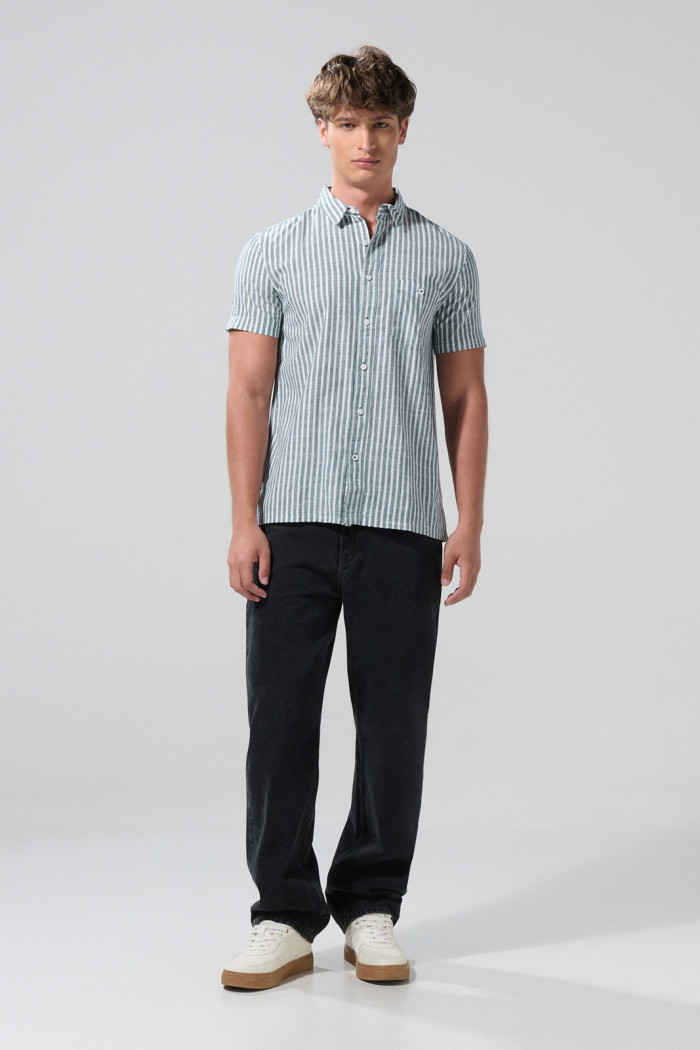 Camisa unicolor a rayas con cuello sport collar y bolsillo