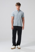 Camisa unicolor a rayas con cuello sport collar y bolsillo