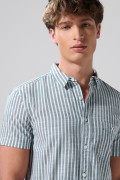 Camisa unicolor a rayas con cuello sport collar y bolsillo