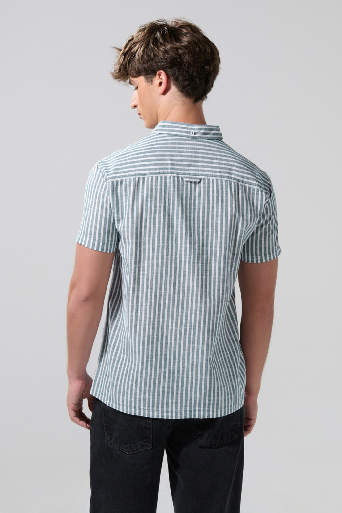 Camisa unicolor a rayas con cuello sport collar y bolsillo