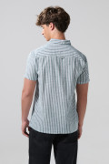 Camisa unicolor a rayas con cuello sport collar y bolsillo