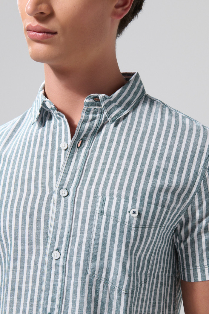 Camisa unicolor a rayas con cuello sport collar y bolsillo