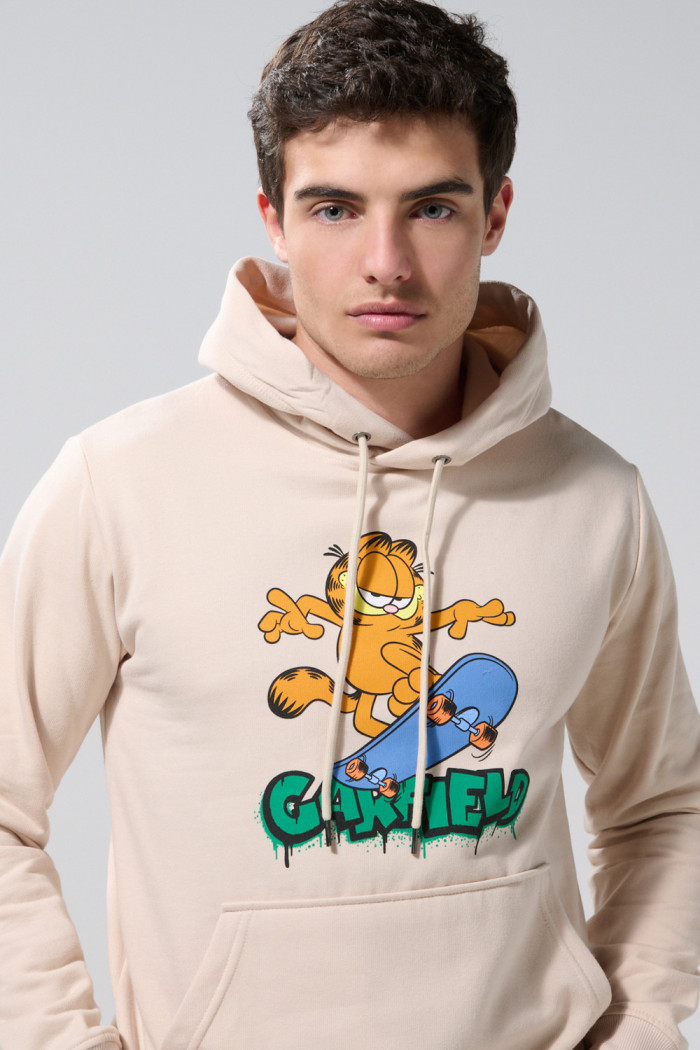 Buzo con capota kaki claro y estampado de Garfield