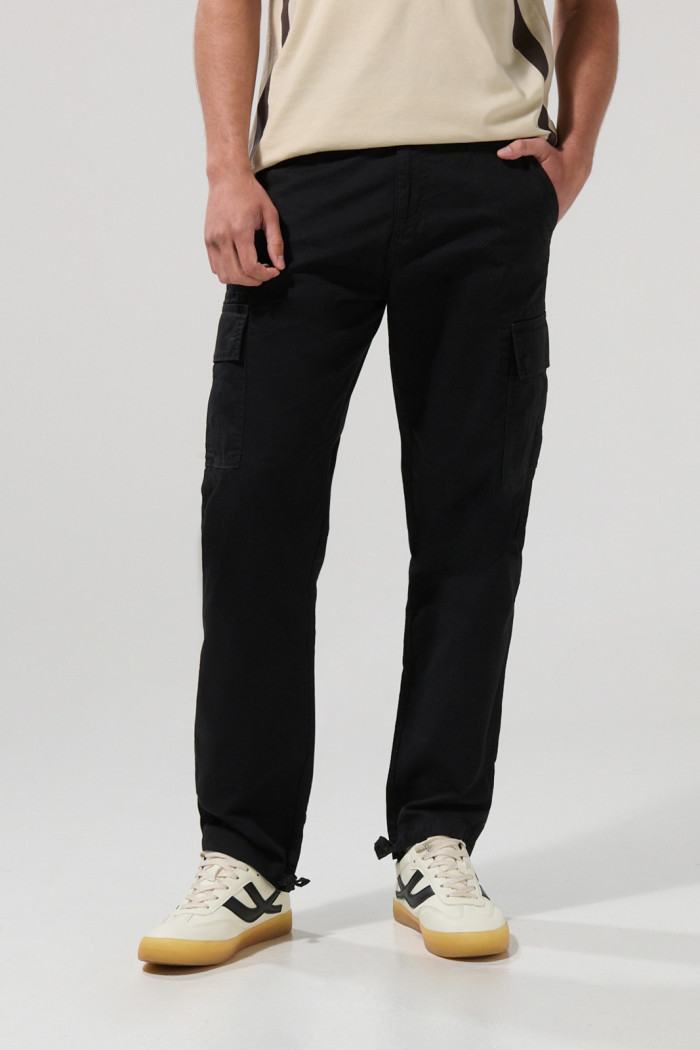 Pantalón unicolor cargo en dril con botas ajustables