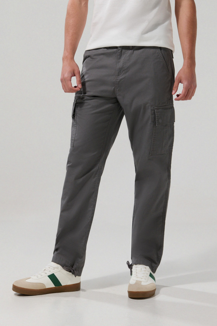 Pantalón unicolor cargo en dril con botas ajustables