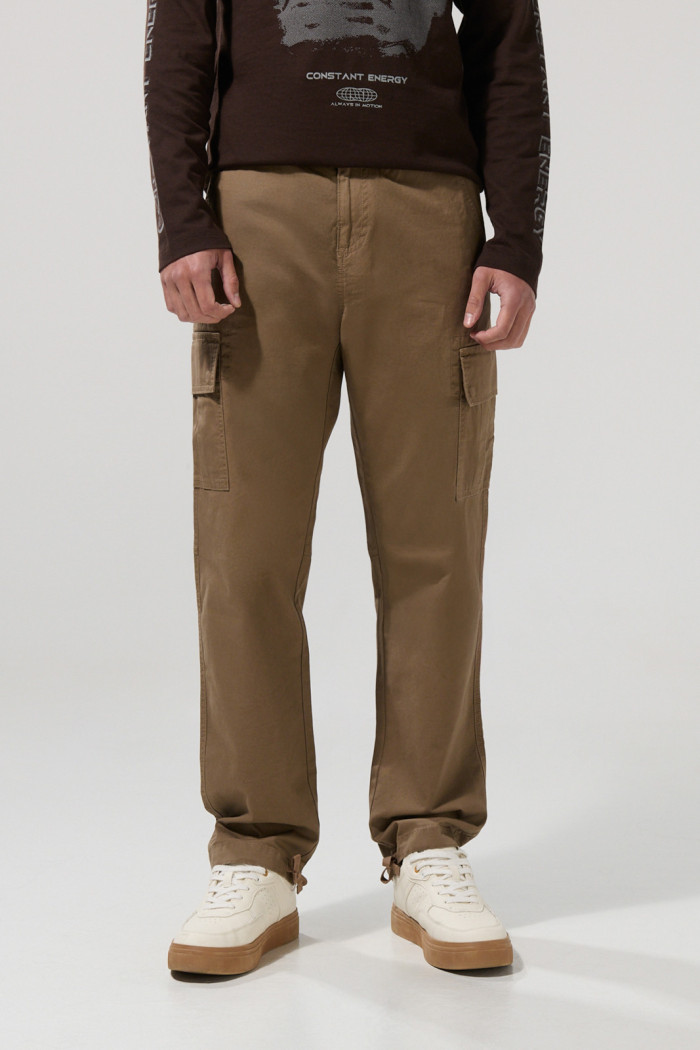Pantalón unicolor cargo en dril con botas ajustables