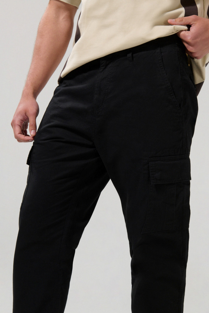 Pantalón unicolor cargo en dril con botas ajustables