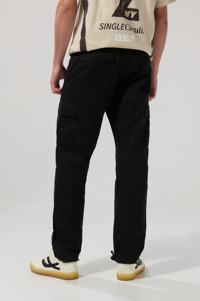 Pantalón unicolor cargo en dril con botas ajustables