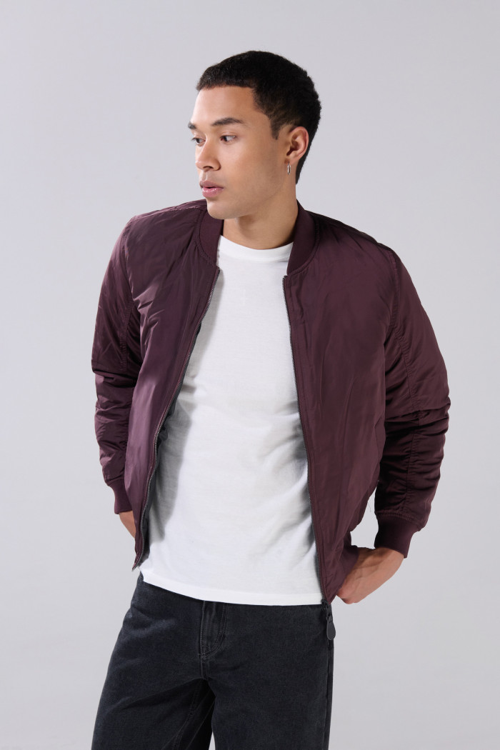 Chaqueta unicolor acolchada bomber con bolsillos