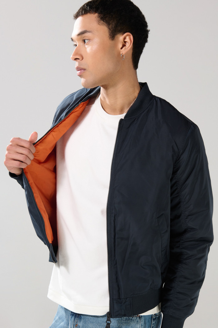 Chaqueta unicolor acolchada bomber con bolsillos