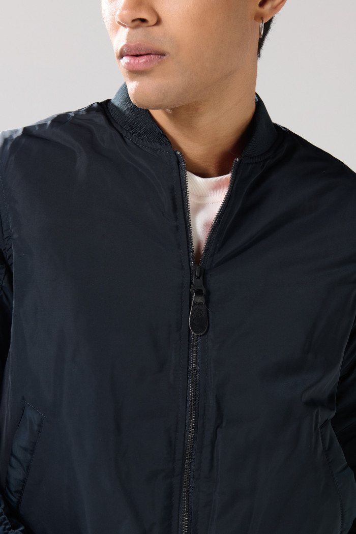 Chaqueta unicolor acolchada bomber con bolsillos