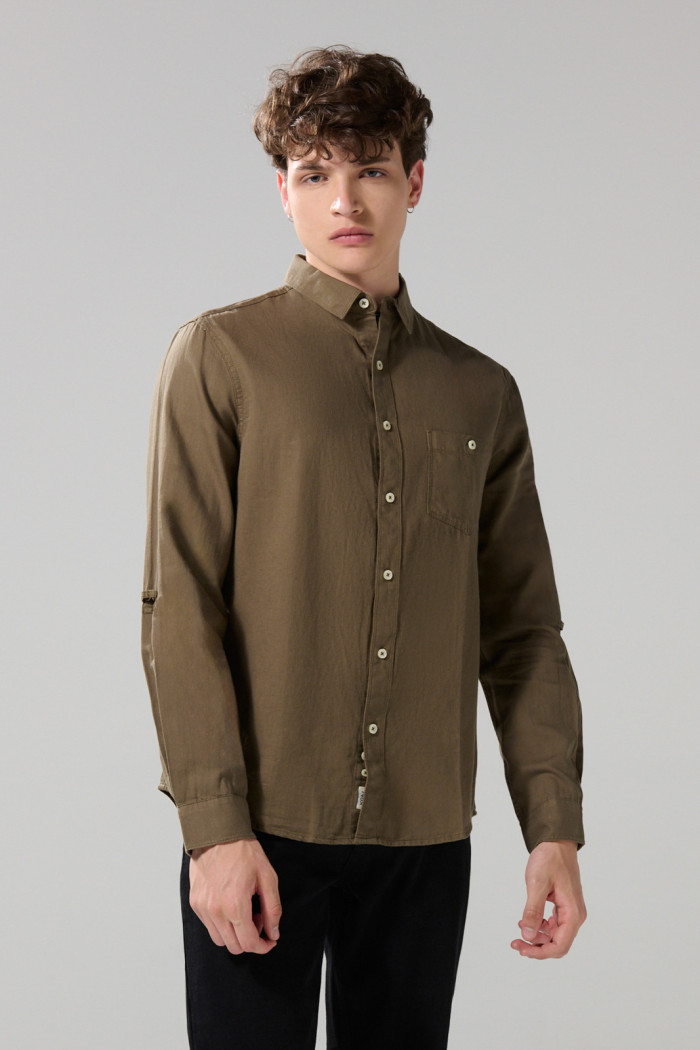 Camisa cuello sport collar unicolor en algodón con bolsillo