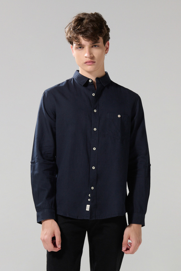 Camisa cuello sport collar unicolor en algodón con bolsillo