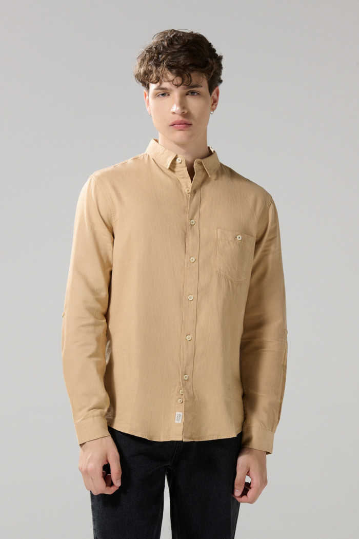 Camisa cuello sport collar unicolor en algodón con bolsillo