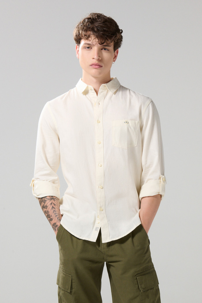 Camisa cuello sport collar unicolor en algodón con bolsillo