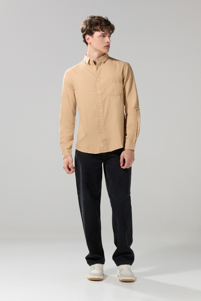Camisa cuello sport collar unicolor en algodón con bolsillo