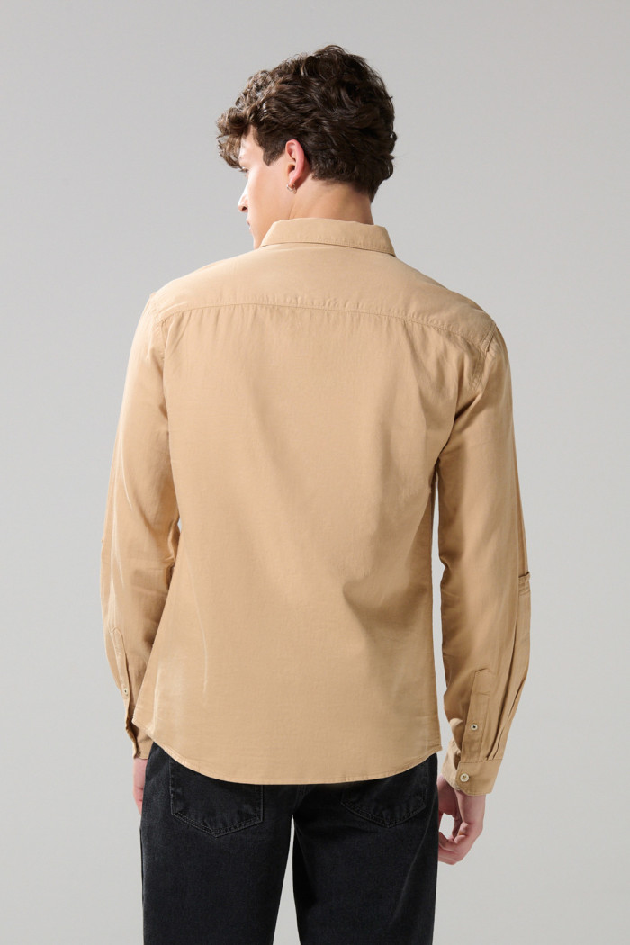 Camisa cuello sport collar unicolor en algodón con bolsillo