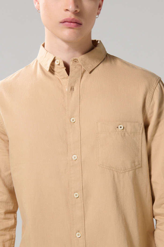 Camisa cuello sport collar unicolor en algodón con bolsillo
