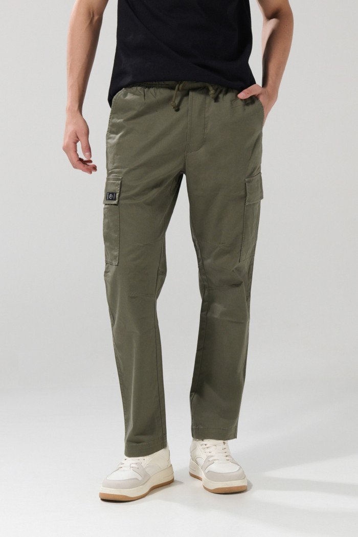 Pantalón en dril cargo unicolor con bota recta y cordón