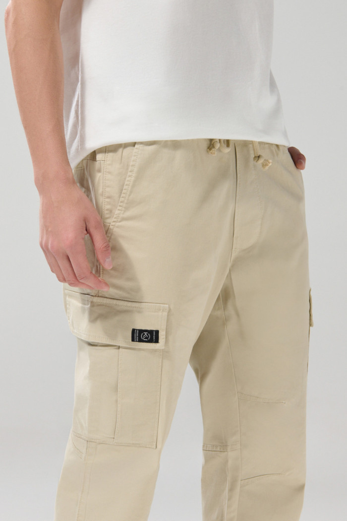 Pantalón en dril cargo unicolor con bota recta y cordón