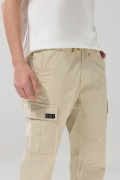 Pantalón en dril cargo unicolor con bota recta y cordón