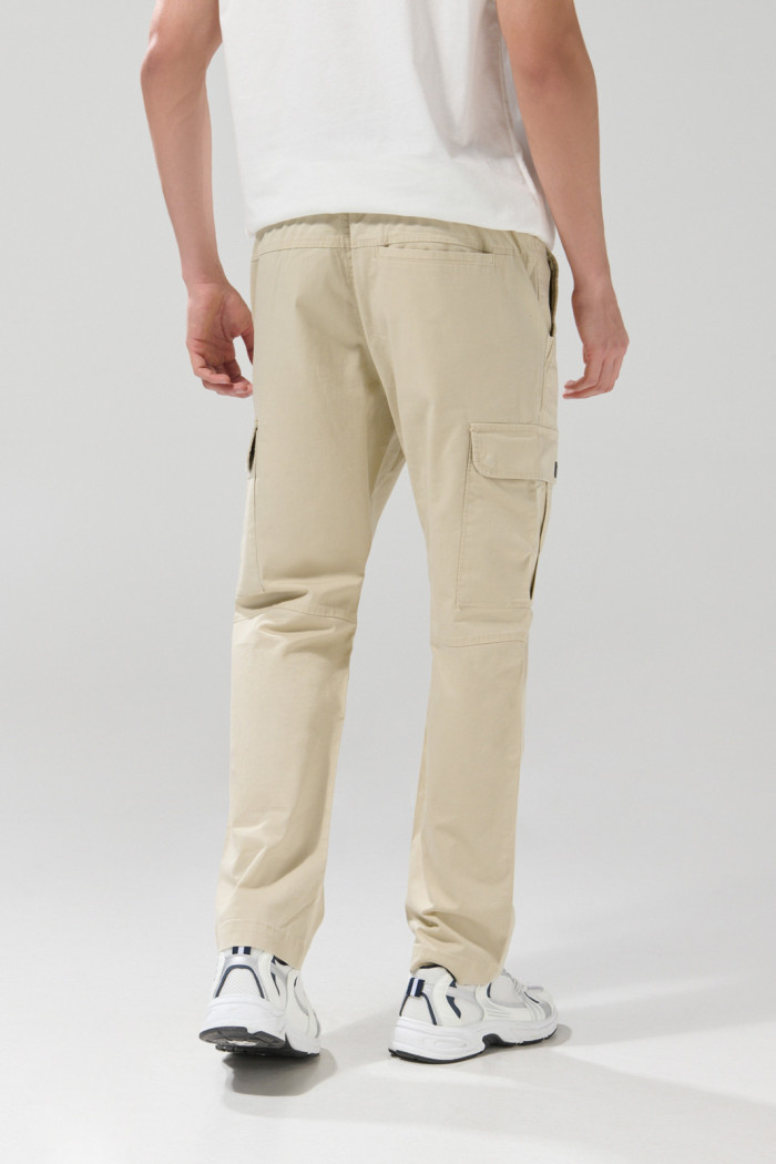 Pantalón en dril cargo unicolor con bota recta y cordón