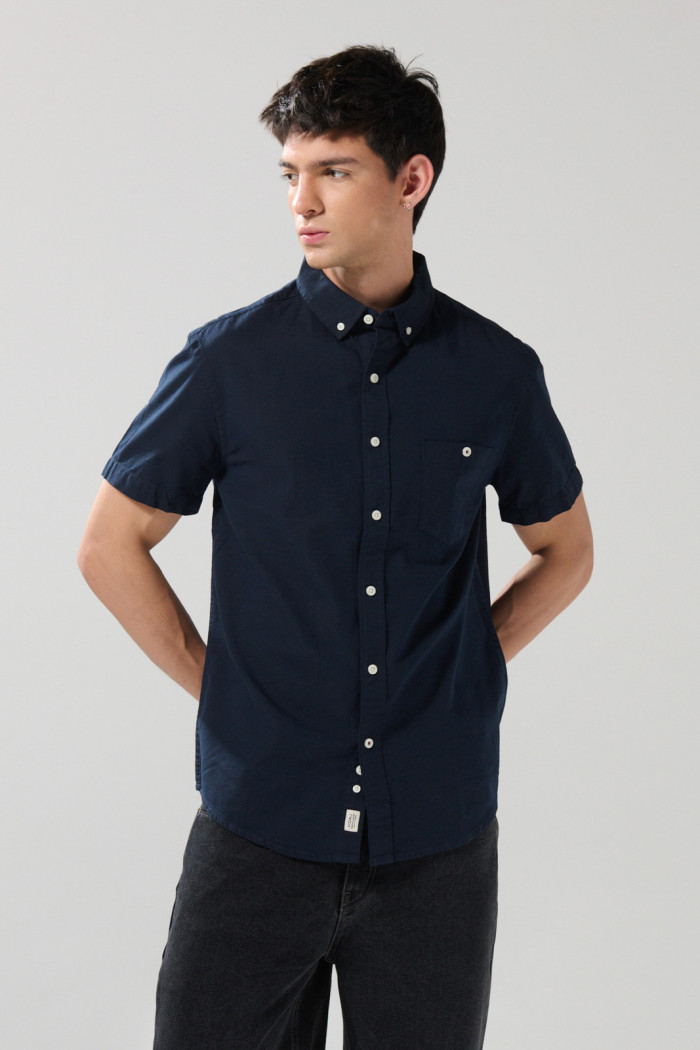Camisa unicolor con bolsillo cuadrado y cuello button down