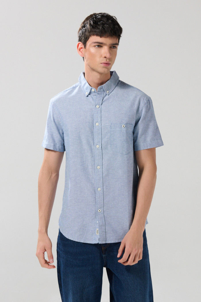 Camisa unicolor con bolsillo cuadrado y cuello button down